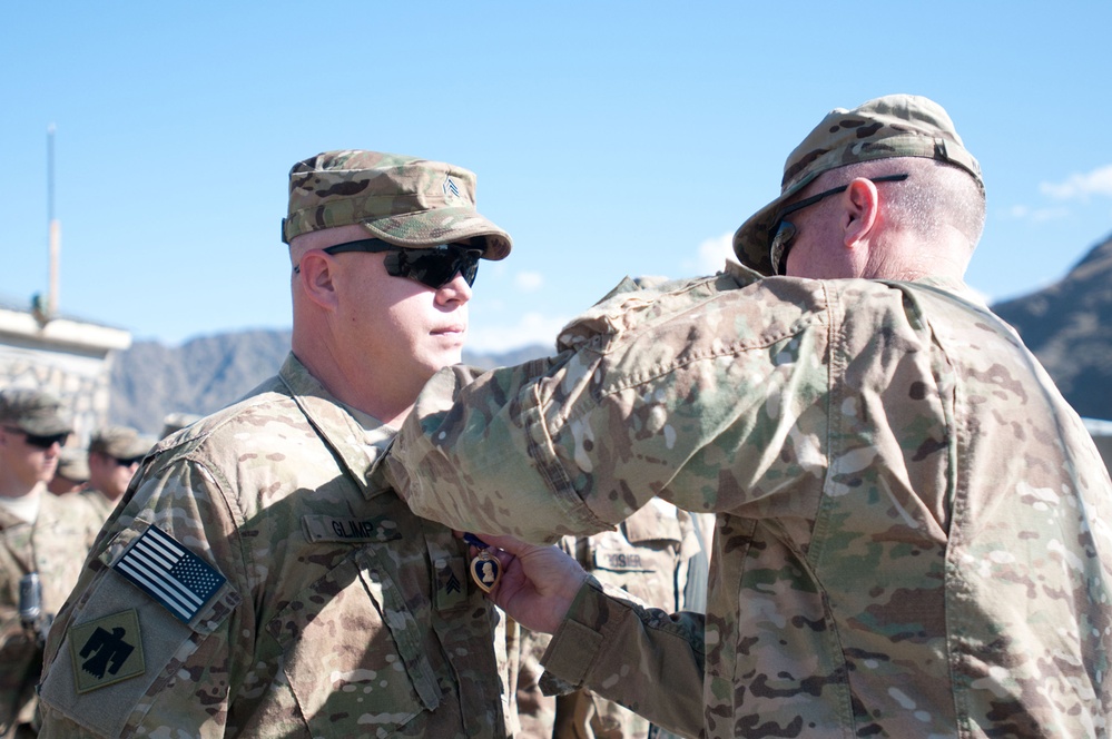 45th IBCT commander awards soldiers