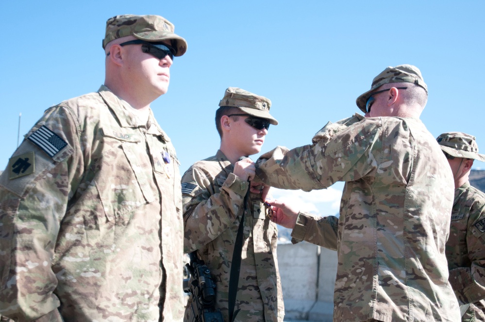 45th IBCT commander awards soldiers