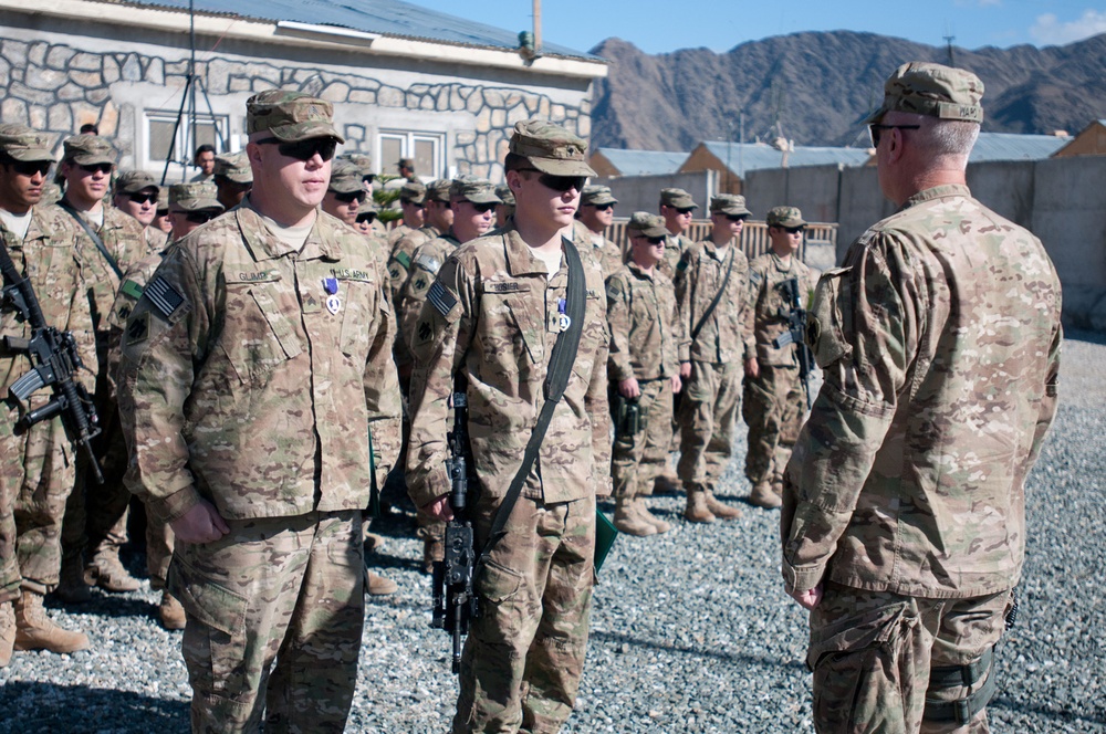 45th IBCT commander awards soldiers