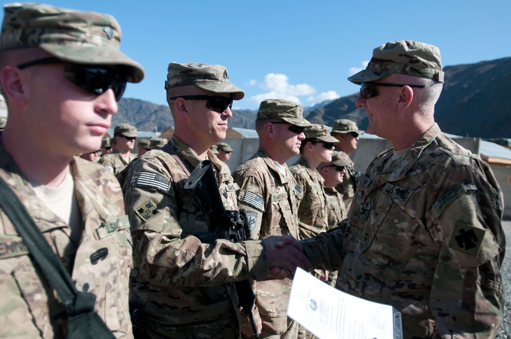 45th IBCT commander awards soldiers