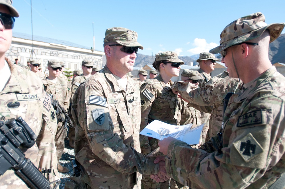 45th IBCT commander awards soldiers