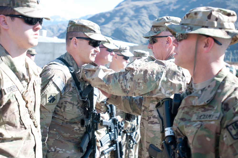 45th IBCT commander awards soldiers