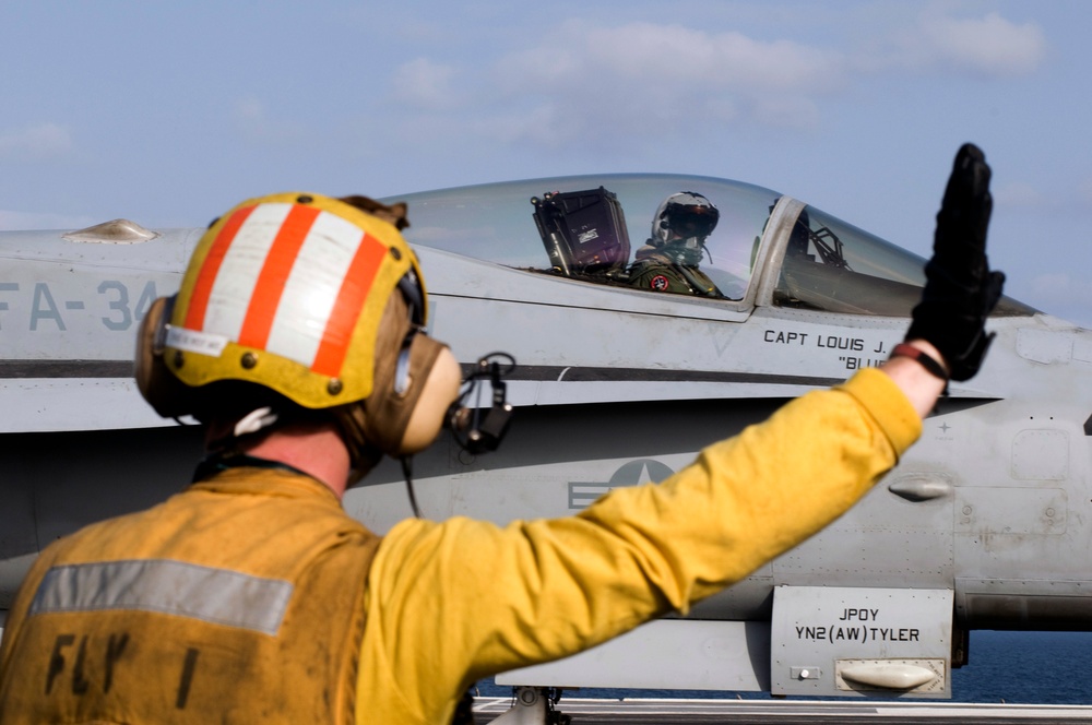 Sailor directs pilot aboard USS Abraham Lincoln