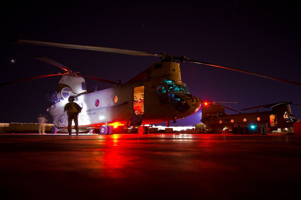 DVIDS - Images - Chinook night flight [Image 3 of 4]