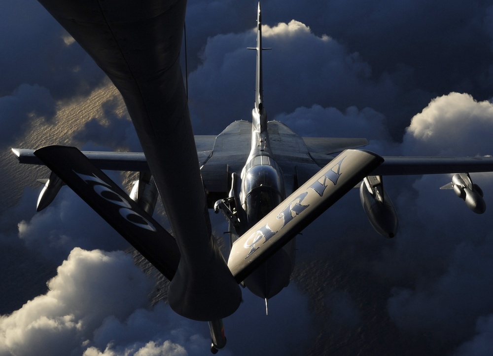 US tanker refuels British fighters