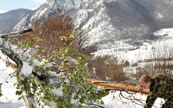 MNBG E removes northern Kosovo roadblock