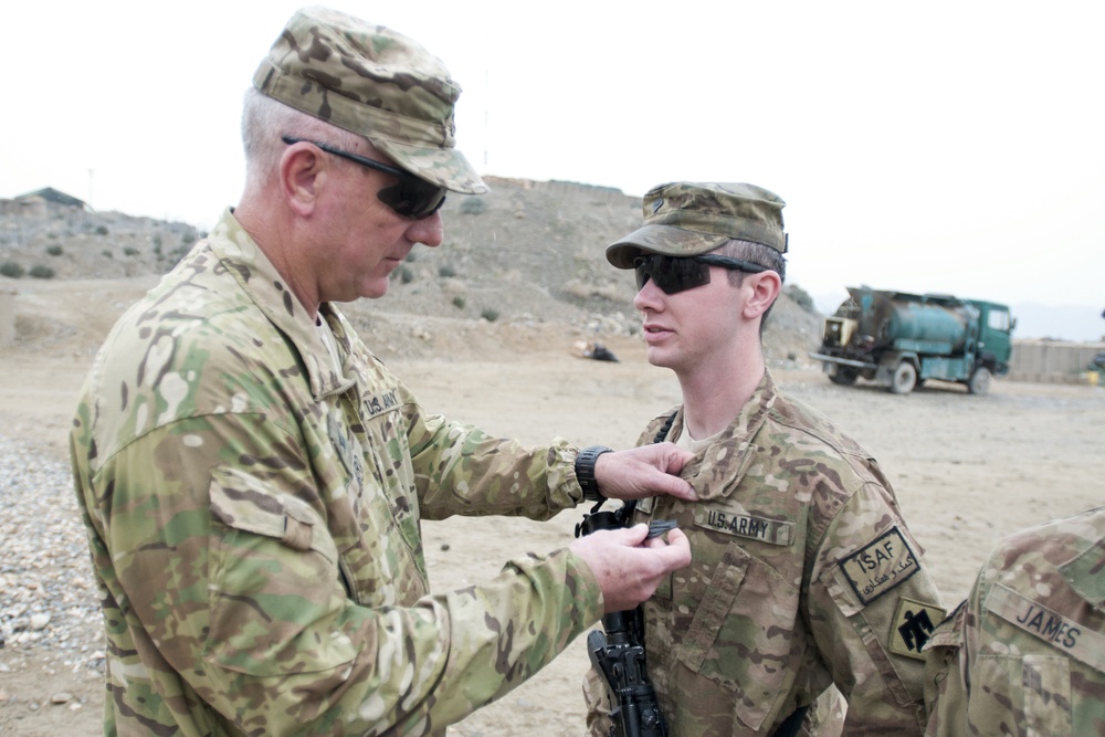 Thunderbird soldiers receive awards