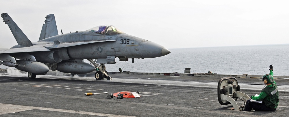 F/A-18C Hornet launches aboard USS Abraham Lincoln