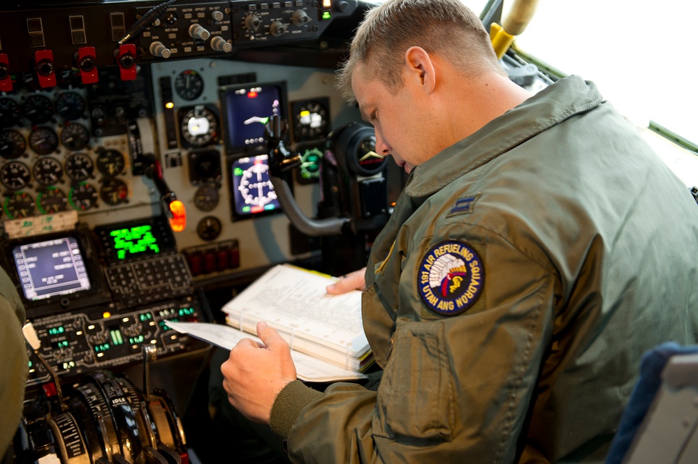 Utah Air National Guard refueling A-10 Thunderbolt