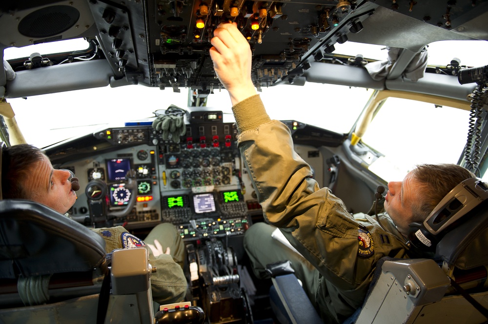 Utah Air National Guard refueling A-10 Thunderbolt