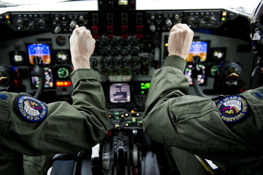 Utah Air National Guard refueling A-10 Thunderbolt