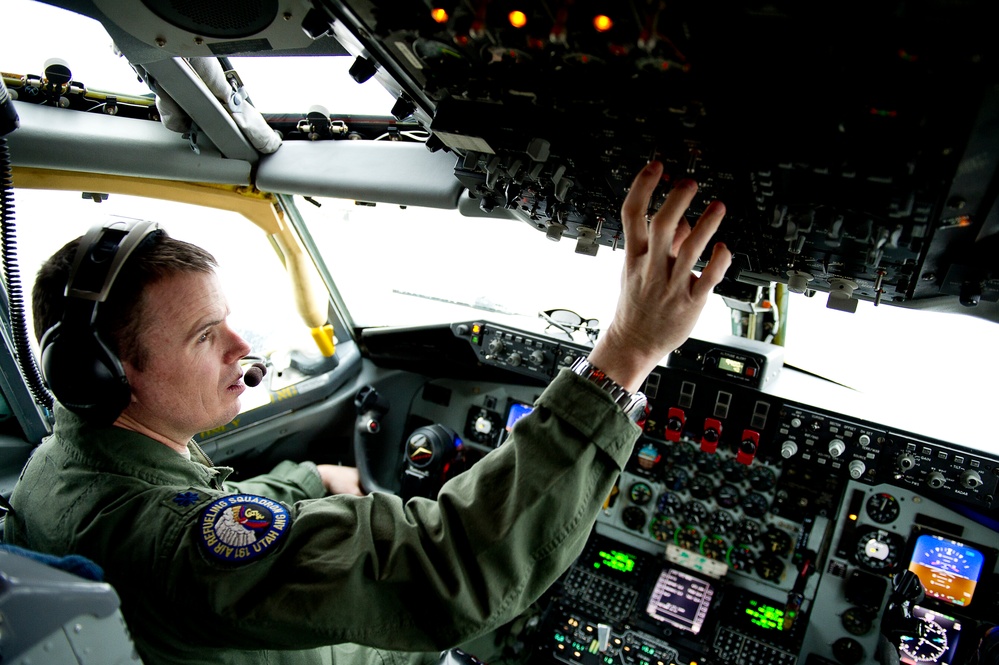 Utah Air National Guard refueling A-10 Thunderbolt