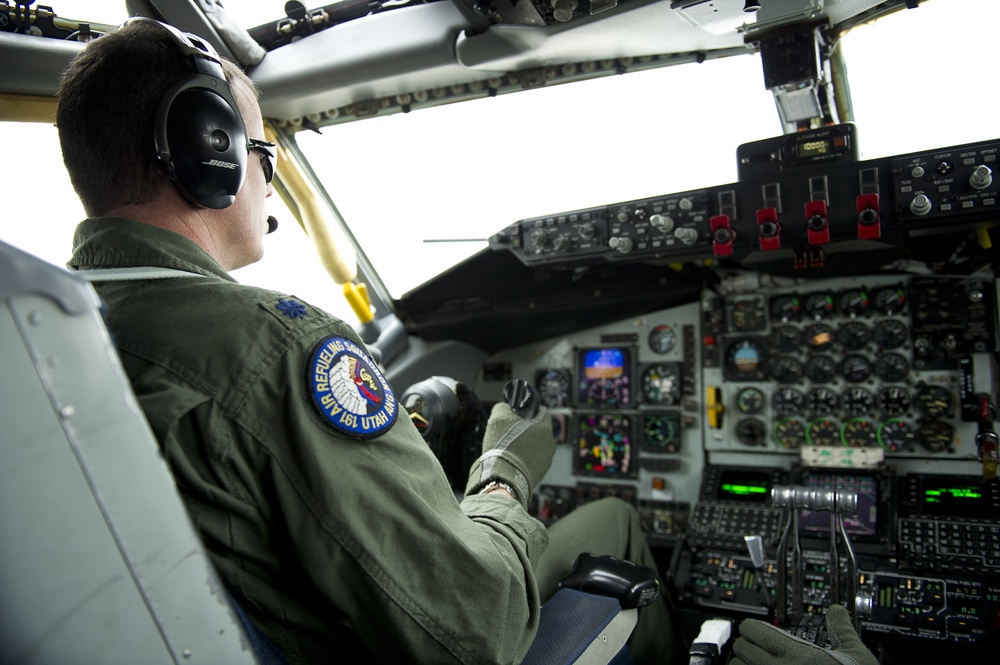 Utah Air National Guard refueling A-10 Thunderbolt