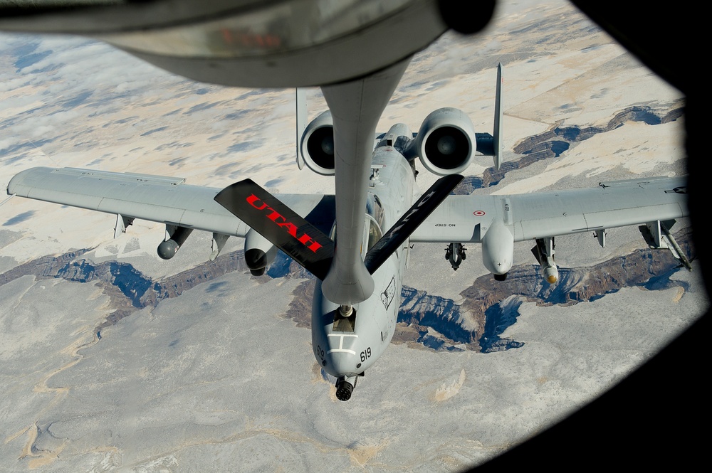 Utah Air National Guard refueling A-10 Thunderbolt