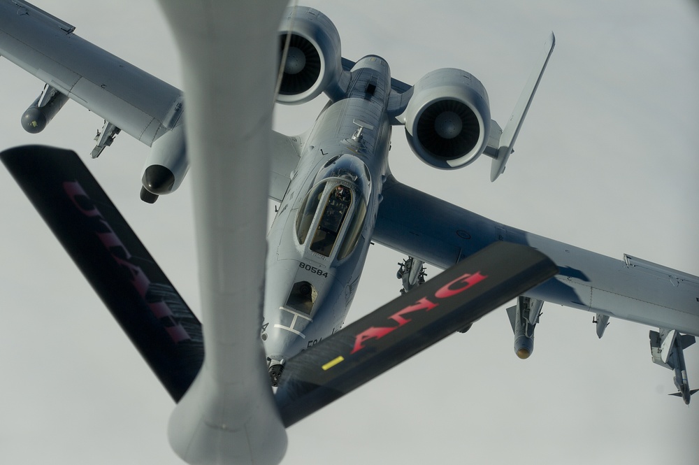 Utah Air National Guard refueling A-10 Thunderbolt