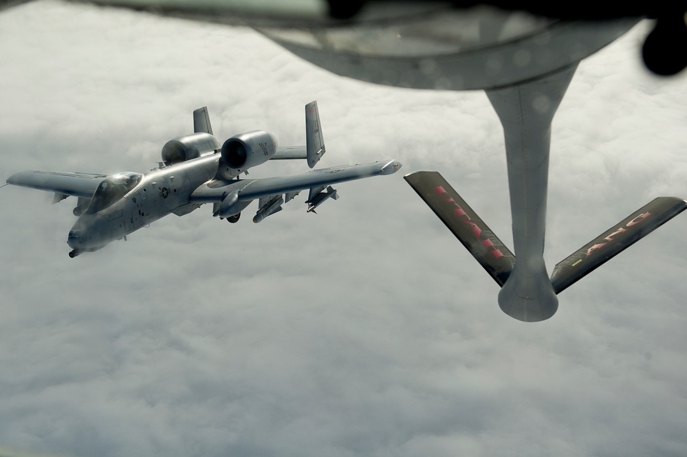 Utah Air National Guard refueling A-10 Thunderbolt