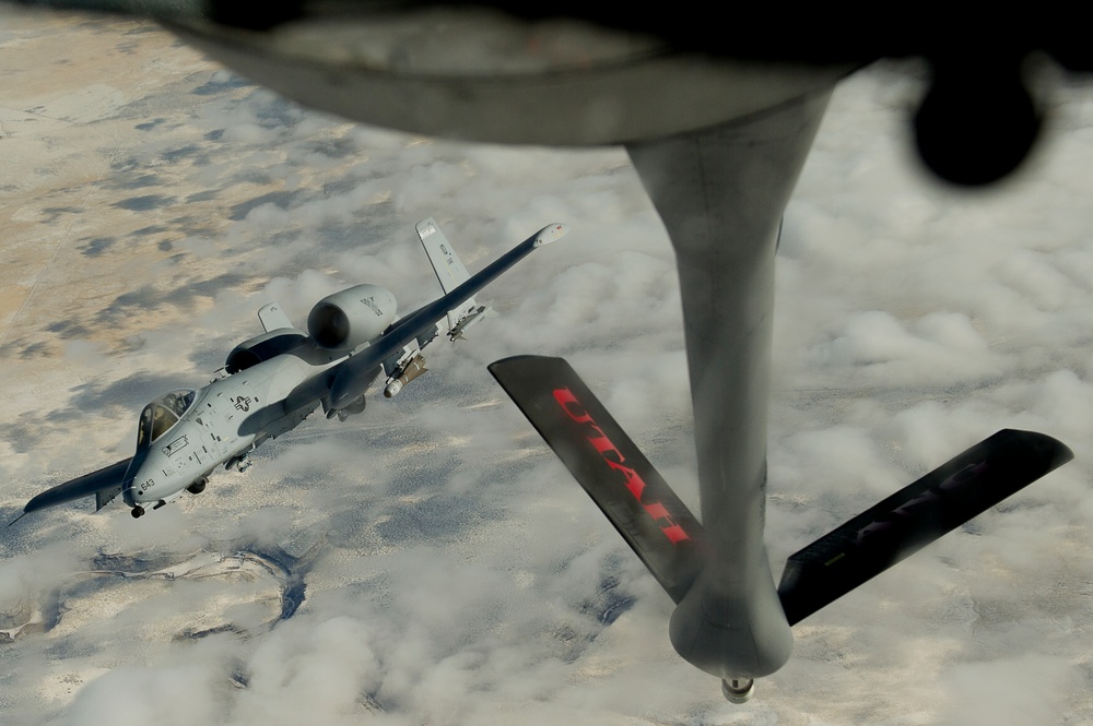 Utah Air National Guard refueling A-10 Thunderbolt