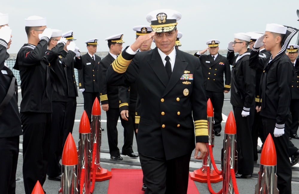 US Pacific Fleet commander visits ROKS Yulgok Yi-I