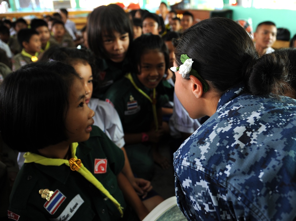 USS Germantown builds relationship with Thai School