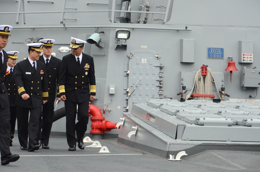 Pacific Fleet commander tours ROKS Yulgok Yi-I