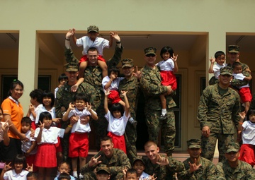 31st MEU Marines and sailors entertain orphans in Thailand