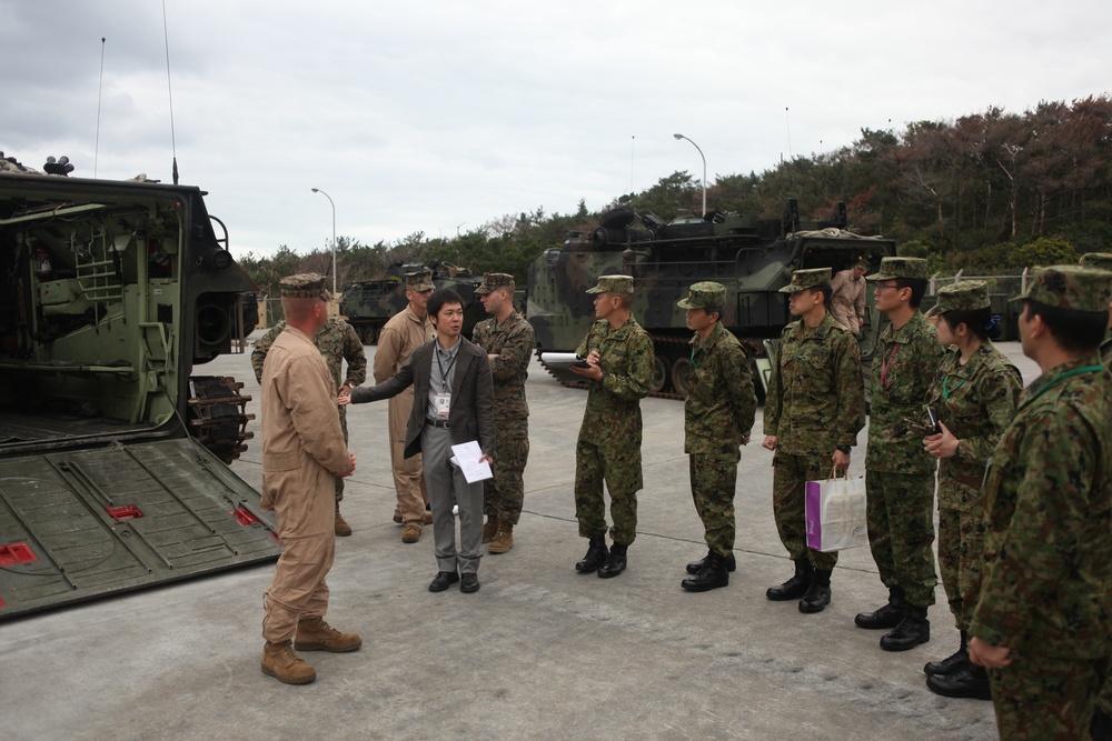 JGSDF students study amphibious assault vehicle