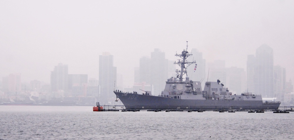 USS Sampson transits San Diego Bay