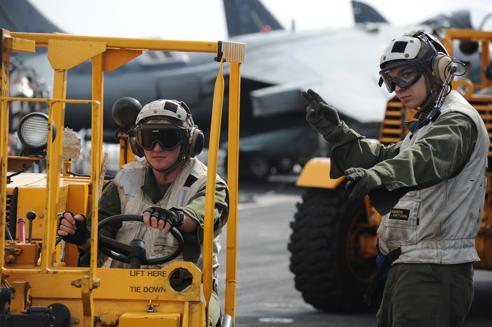 USS Makin Island vertical replenishment