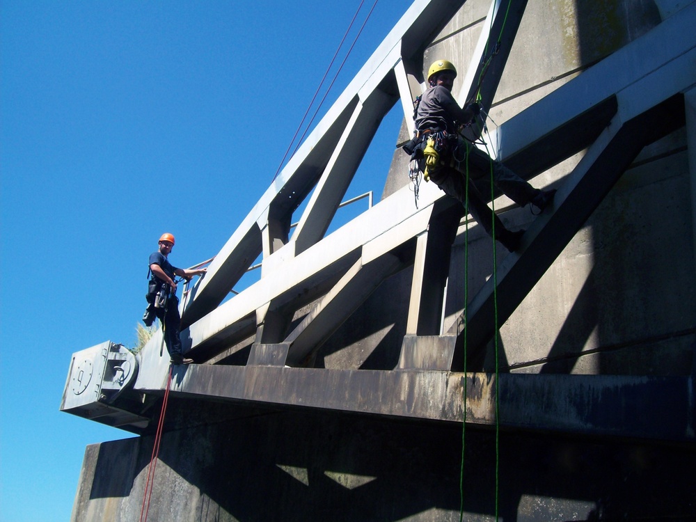 St. Louis District rope inspection team - Carlyle Dam tainter gate