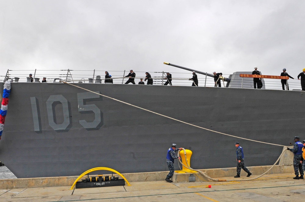 USS Dewey arrives at its homeport