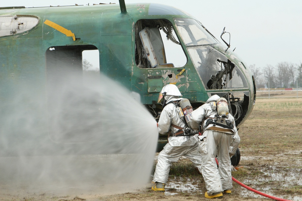HMH-461 trains with ARFF for mishap drill