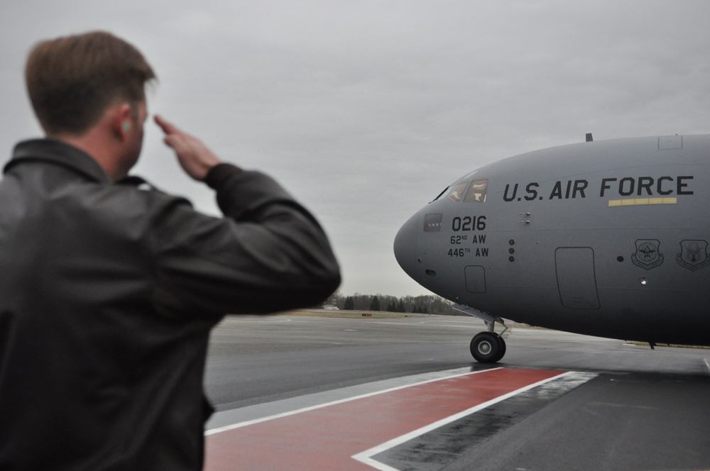 AMC commander visits McChord Field, delivers new C-17
