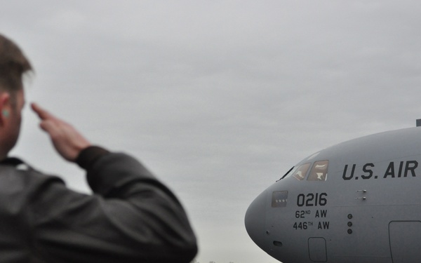 AMC commander visits McChord Field, delivers new C-17