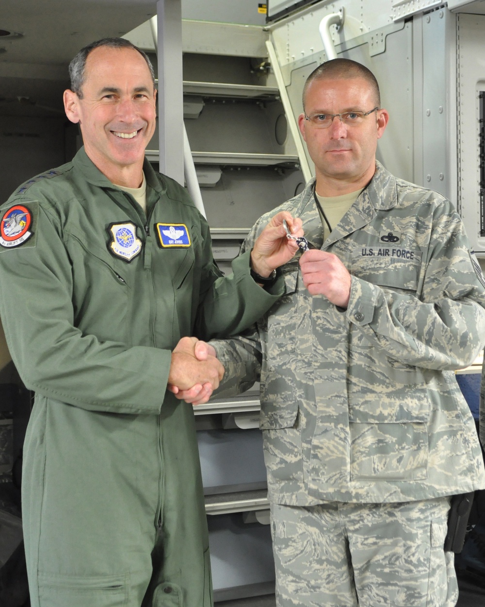 AMC commander visits McChord Field, delivers new C-17