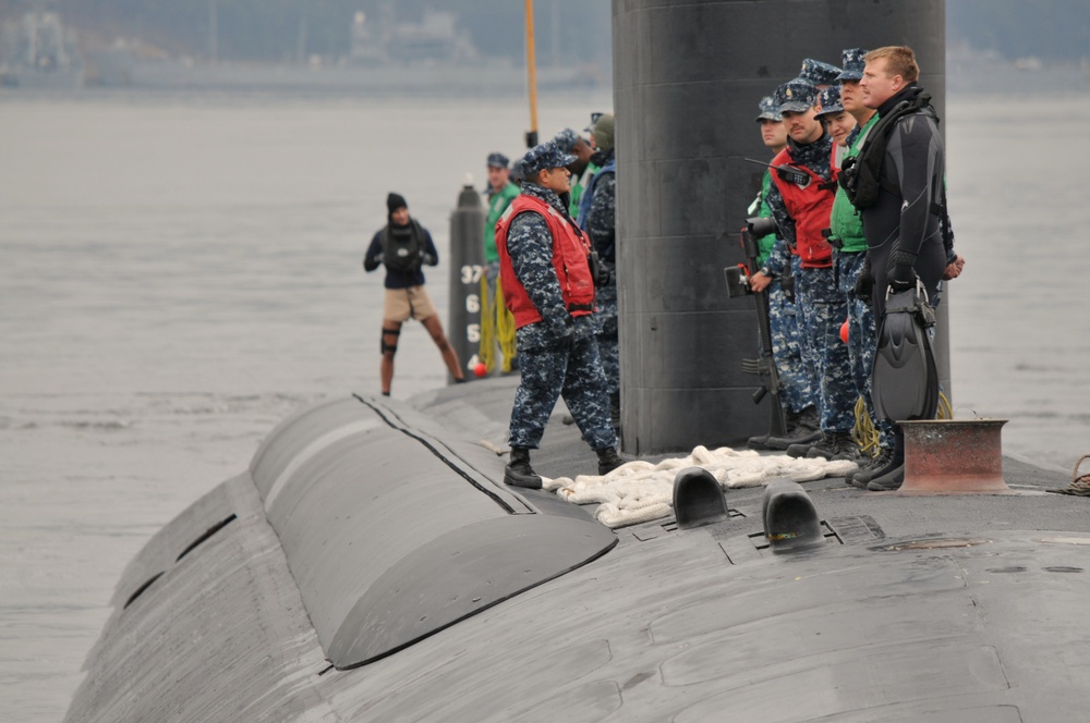 USS Columbus arrives at Jinhae, South Korea