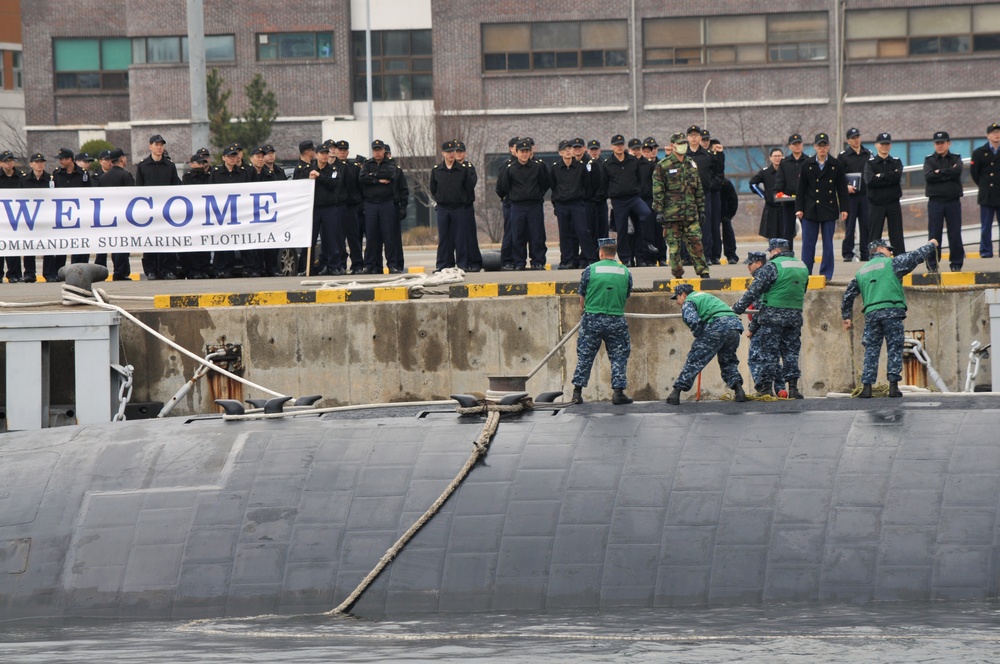 USS Columbus arrives at Jinhae, South Korea