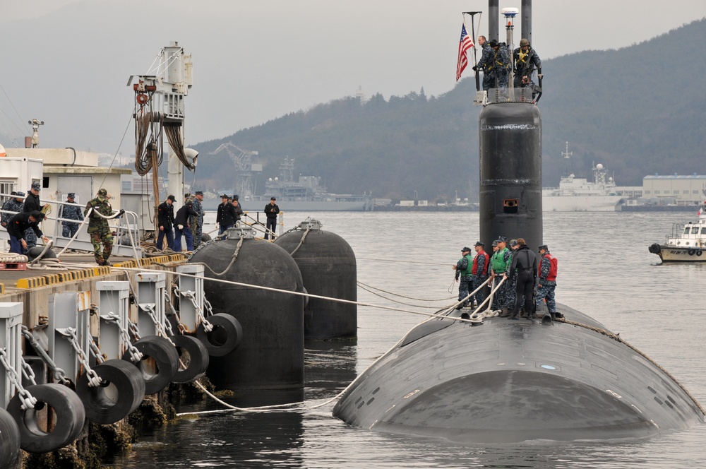 USS Columbus arrives at Jinhae, South Korea