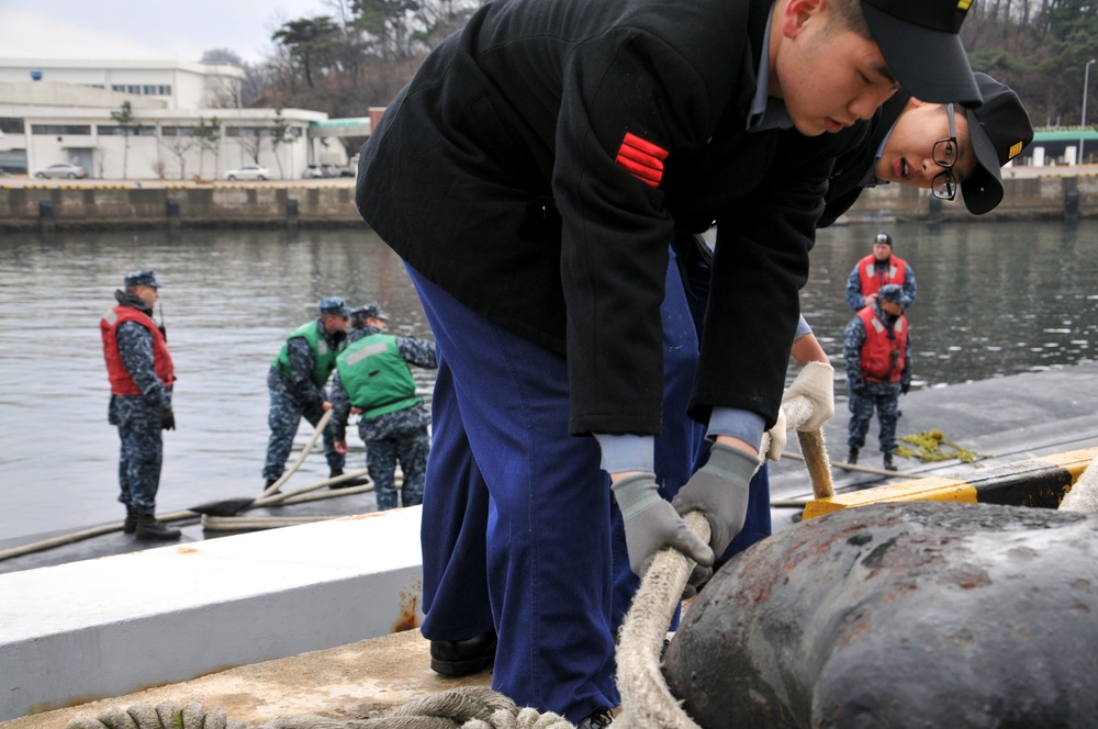 USS Columbus arrives at Jinhae, South Korea