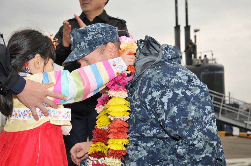 USS Columbus arrives at Jinhae, South Korea