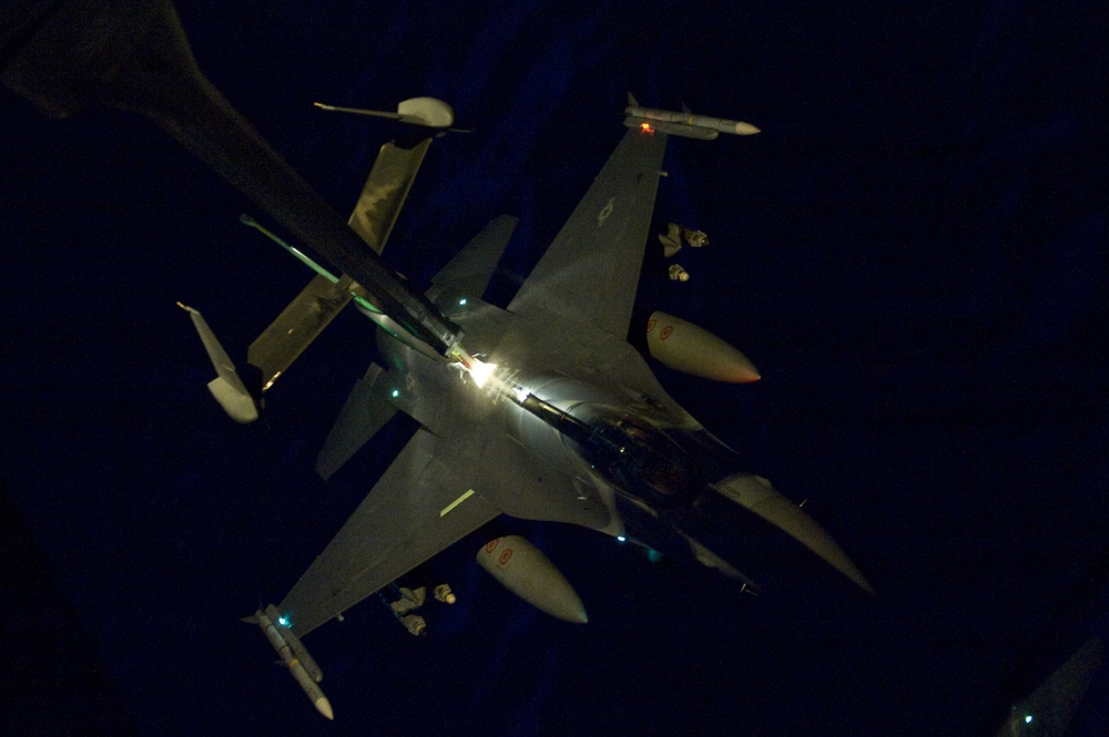 908th EARS four-man team delivers fuel to fight