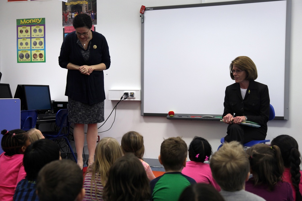 Jeanie Chandler visits Hohenfels Elementary School