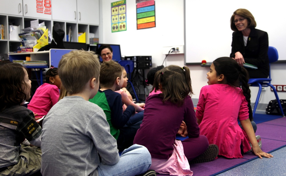 Jeanie Chandler visits Hohenfels Elementary School