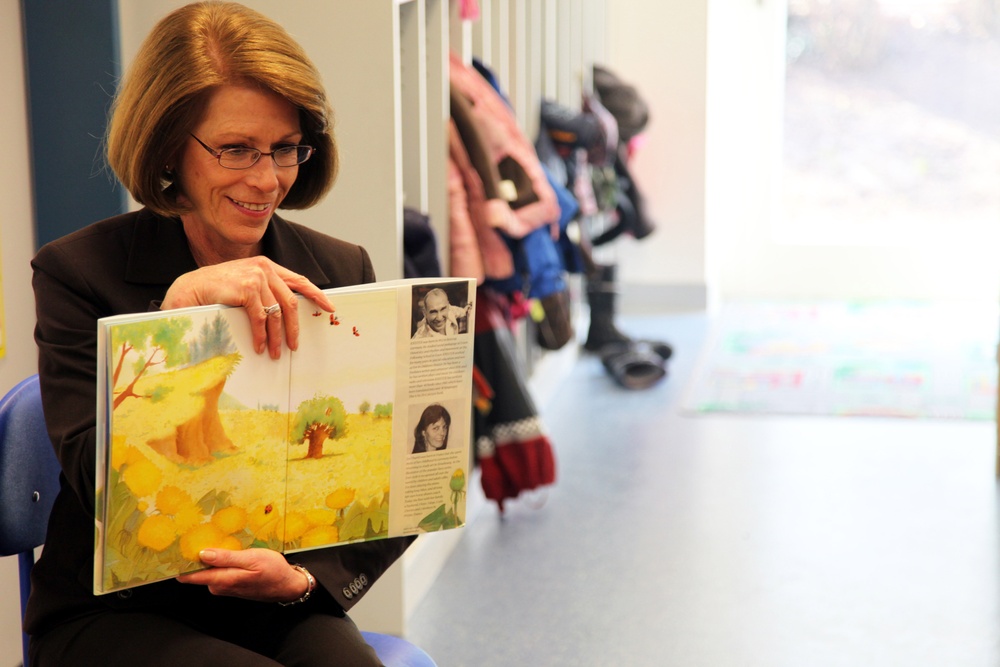 Jeanie Chandler visits Hohenfels Elementary School