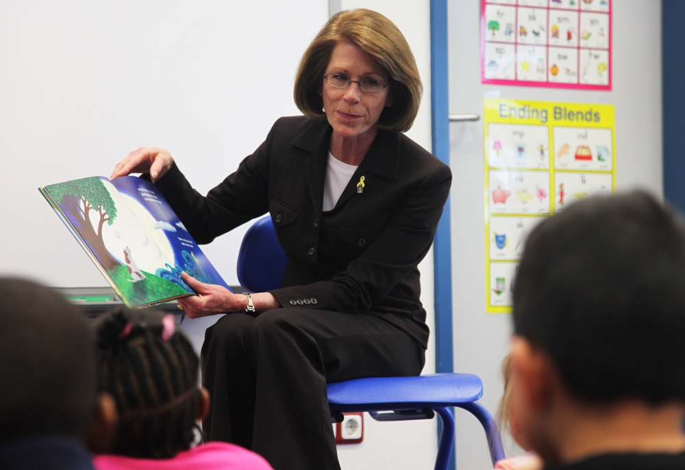 Jeanie Chandler visits Hohenfels Elementary School