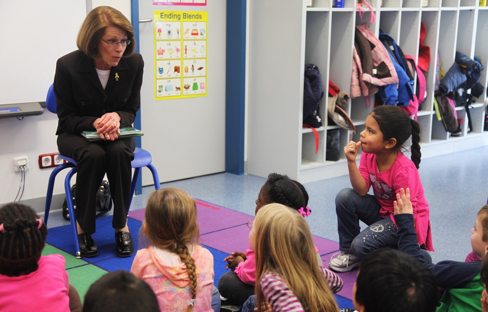 Jeanie Chandler visits Hohenfels Elementary School