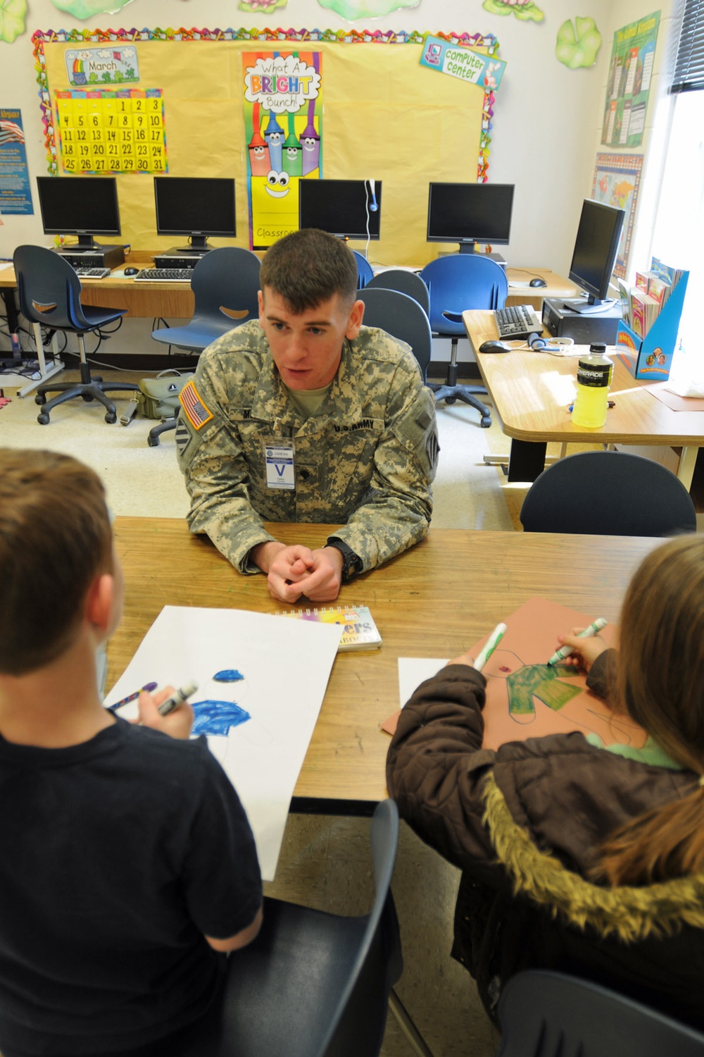 Vanguard soldiers &quot;set an example&quot; at Kessler Elementary