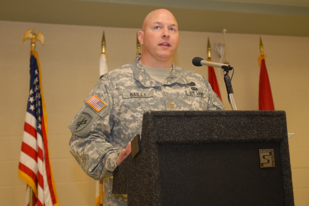 HHC, 352nd Civil Affairs Command welcomes new commander