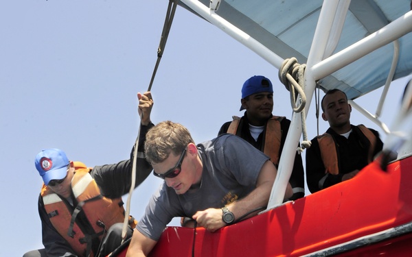 MDSU 2 diver lowers sonar