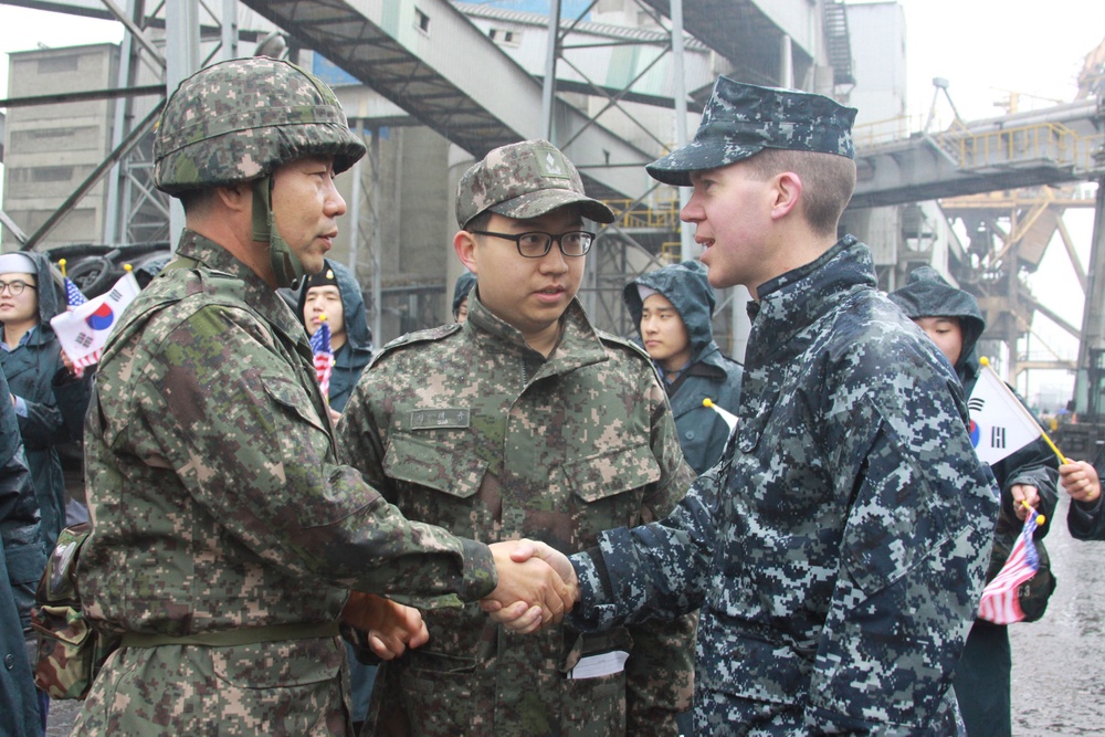 USS Mustin commander greets South Korean rear admiral