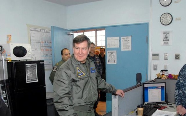 COMNAVAIRFORPAC visits VP-1